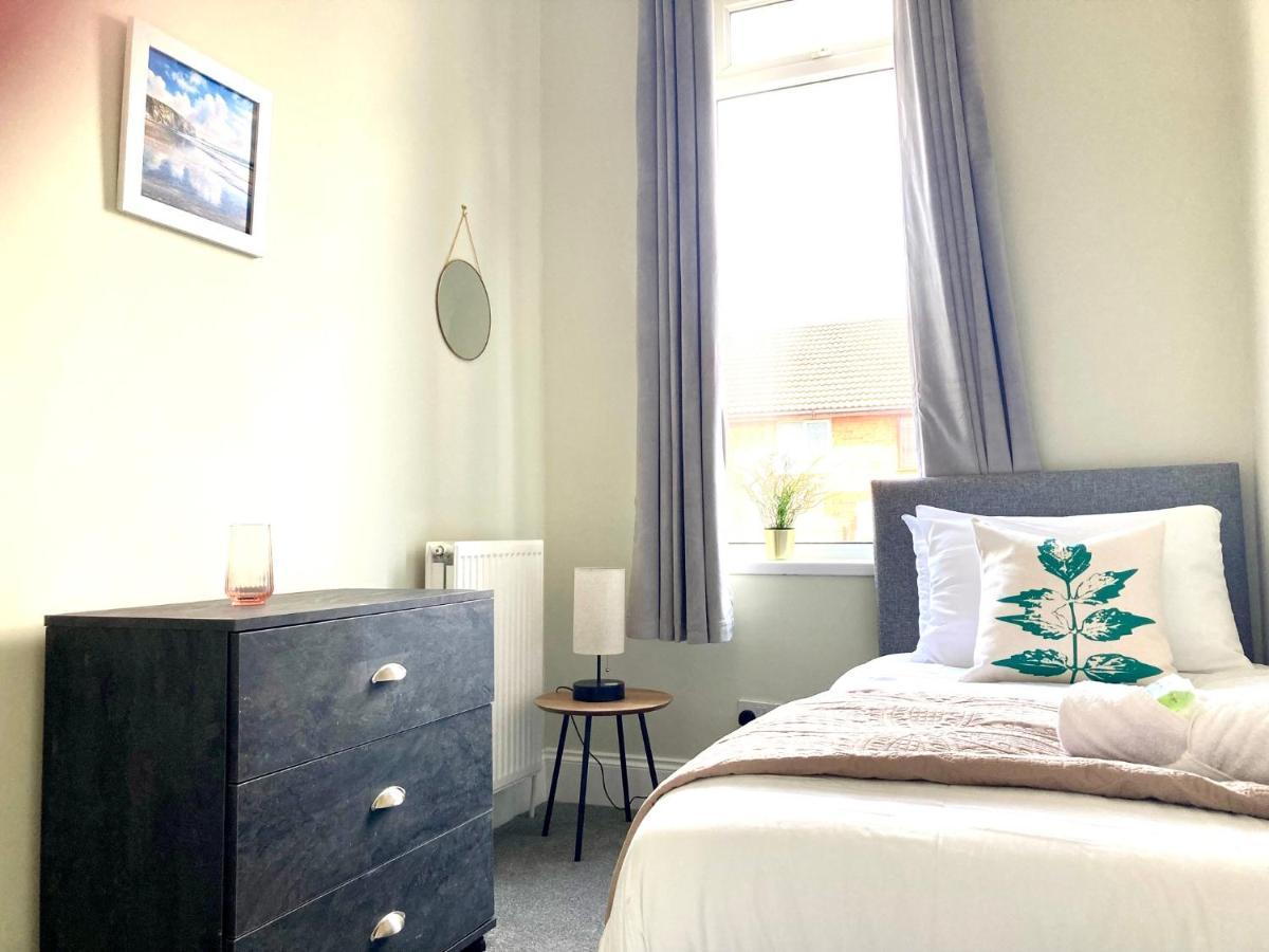 Апартаменты High Barnes 3 Bed House With Parking, Sleeps 7, Quiet Location Сандерлэнд Экстерьер фото